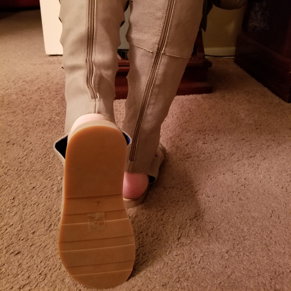Free people are gladiator sandal. Taupe - Picture 4 of 5